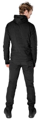 Eine Person mit einer schwarzen Steppjacke und Hose wird von hinten vor einem dunklen Hintergrund gezeigt.