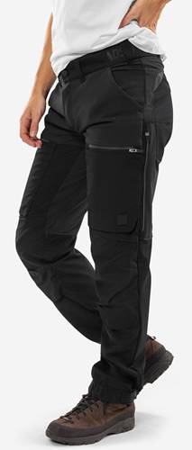 Person in schwarzer Hose mit Reißverschlusstaschen.