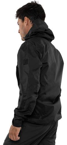 Eine Person mit einer schwarzen Jacke, auf deren Ärmel ein Emblem zu sehen ist, wird von hinten gezeigt, wobei die Textur und das Design der Kleidung hervorgehoben werden.