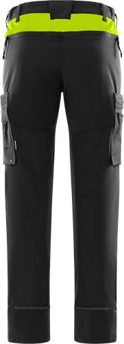Schwarze Hose mit seitlichen Taschen und Gürtelschlaufen, die einen Nahaufnahme des oberen Bereichs zeigt.