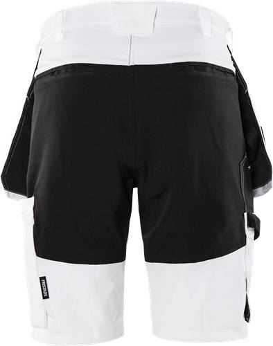 Rückansicht einer schwarzen und weißen Shorts mit seitlichen Taschen, die das Design und die Farbe der Shorts betont.