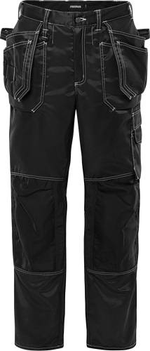 Schwarze Cargo-Hose vor schwarzem Hintergrund präsentiert.