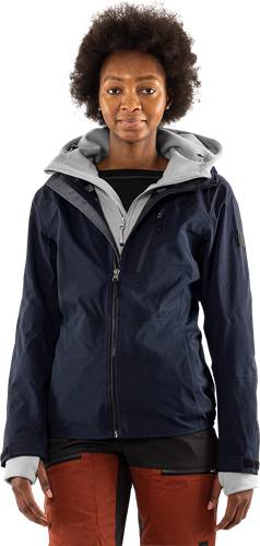 Eine Person trägt eine dunkle, durchgehend gezippte Jacke mit einer hellen Kapuzenfutter, vor einem schlichten Hintergrund. Der Fokus liegt auf dem Design der Jacke.