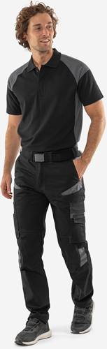 Eine Person trägt schwarze taktische Hosen mit Cargotaschen und einem Gürtel und steht vor einem neutralen Hintergrund.