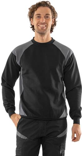 Eine Person trägt ein schwarzes und graues Langarmshirt. Das Shirt weist ein kontrastierendes Farbdesign auf den Schultern und Seiten auf.