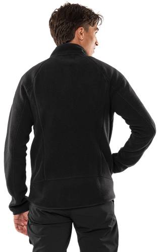 Eine Person in einer schwarzen Fleecejacke wird von hinten vor einem schwarzen Hintergrund gezeigt.