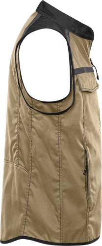 Eine beige Utility-Weste mit mehreren Taschen und Reißverschlüssen, mit dunkler Naht verziert, die vor einem schwarzen Hintergrund hängt.