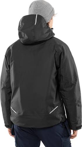 Eine schwarze Kapuzenjacke wird von hinten gezeigt, wobei ihr schlankes Design und die reflektierenden Streifen an den Seiten hervorgehoben werden.
