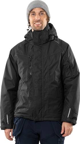 Eine schwarze Winterjacke mit hohem Kragen und Reißverschlusstaschen, die vor einem schwarzen Hintergrund präsentiert wird.