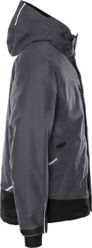 Eine Nahaufnahme einer grauen Jacke, die die Tasche an der Seite und die Reißverschlussdetails hervorhebt. Der Stoff wirkt glatt und leicht schimmernd.