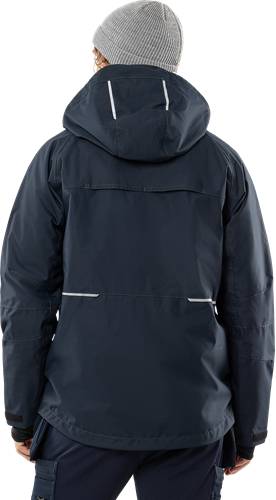 Eine Person mit einer dunklen Kapuzenjacke wird von hinten gesehen. Die Jacke weist helle Akzente und sichtbare Nähte auf.