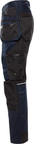 Nahaufnahme einer Hosentasche in Schwarz und Navy mit Reißverschluss, die das robuste Material und die Nähte hervorhebt.