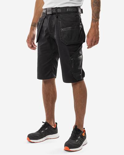 Eine Person trägt schwarze Utility-Shorts mit mehreren Taschen und steht, von hinten betrachtet. Die Shorts haben Reißverschluss-Abschnitte.