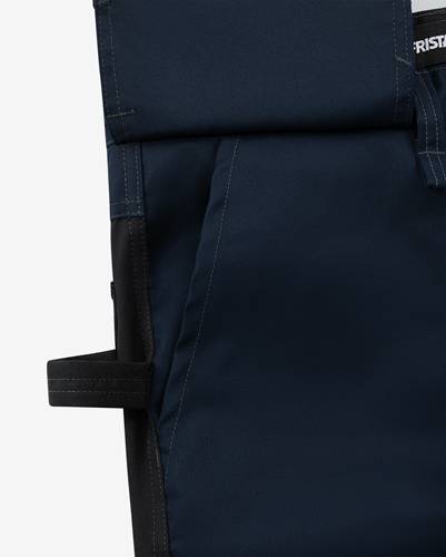 Nahaufnahme eines marineblauen Stoffs mit schwarzen Riemendetails, möglicherweise Teil einer Tasche oder eines Kleidungsstücks, die die Naht und Materialtextur zeigt.