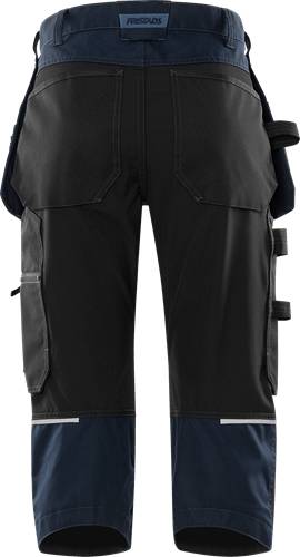 Schwarze Cargohose mit mehreren Taschen, versehen mit reflektierenden Streifen in der Nähe der Hosensäume für bessere Sichtbarkeit.