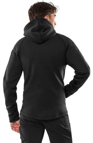 Eine Person in einem schwarzen Kapuzenpullover, die mit dem Rücken zur Kamera steht und das Design und die Passform des Kleidungsstücks zur Schau stellt.