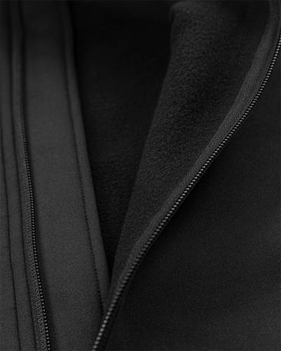 Nahaufnahme eines teilweise geöffneten schwarzen Reißverschlusses an einer Fleecejacke, die die Gewebetextur und Details des Reißverschlusses hervorhebt.