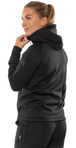 Eine Person in einem schwarzen Hoodie zieht sich die Kapuze über den Kopf vor einem schwarzen Hintergrund.