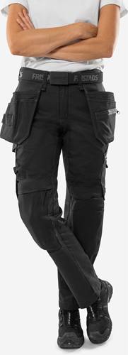 Eine Nahaufnahme einer schwarzen Cargo-Arbeitshose mit mehreren Taschen, die ihr praktisches Design und ihre Funktionalität hervorhebt.