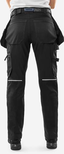 Eine Cargo-Hose in Schwarz mit mehreren Taschen und verstellbaren Riemen, die auf Funktionalität und Komfort ausgelegt ist.