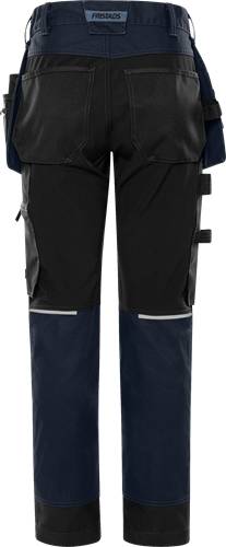 Eine Person, die schwarze und marineblau-farbene Schutzhosen mit verstärkten Polsterungen trägt, geeignet für Outdoor- oder Arbeitsaktivitäten.