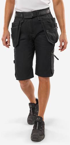 Person trägt schwarze Cargo-Shorts, zeigt Taschen und Knielängen-Design.