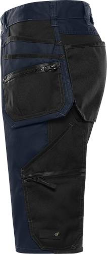 Nahaufnahme einer dunkel gefärbten Cargo-Hose mit mehreren Taschen, die Nahtdetails und Gewebetextur in Szene setzt.