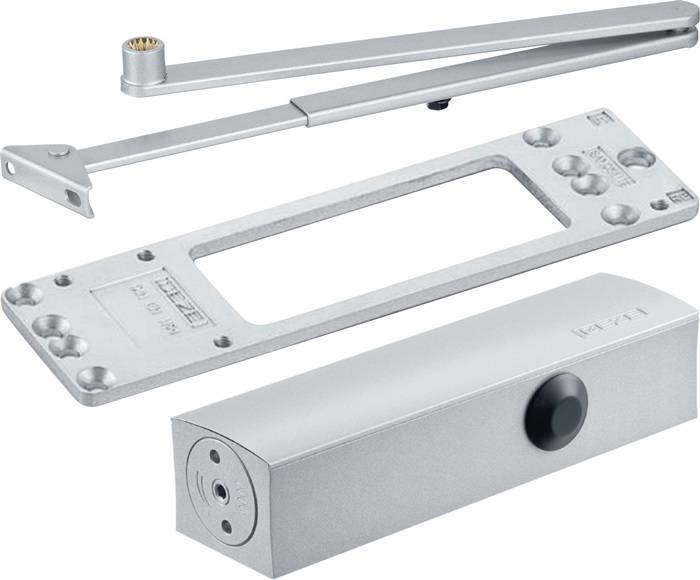 Satz Türbeschlaghardware aus Silber: ein Türschließer-Arm, eine Montageplatte und ein rechteckiger Türschließerkörper.