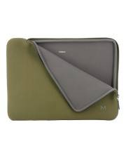 Ein grüner Laptoptasche mit grauem Inneren und einem teilweise geöffneten Reißverschluss, der das Innere zeigt. Die Tasche hat einen Buchstaben „M