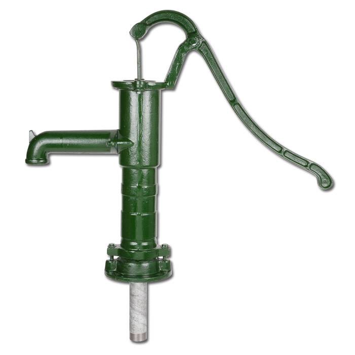 Grüne handbetriebene Wasserpumpe mit seitlichem Auslauf und langem Hebel, dargestellt auf weißem Hintergrund.