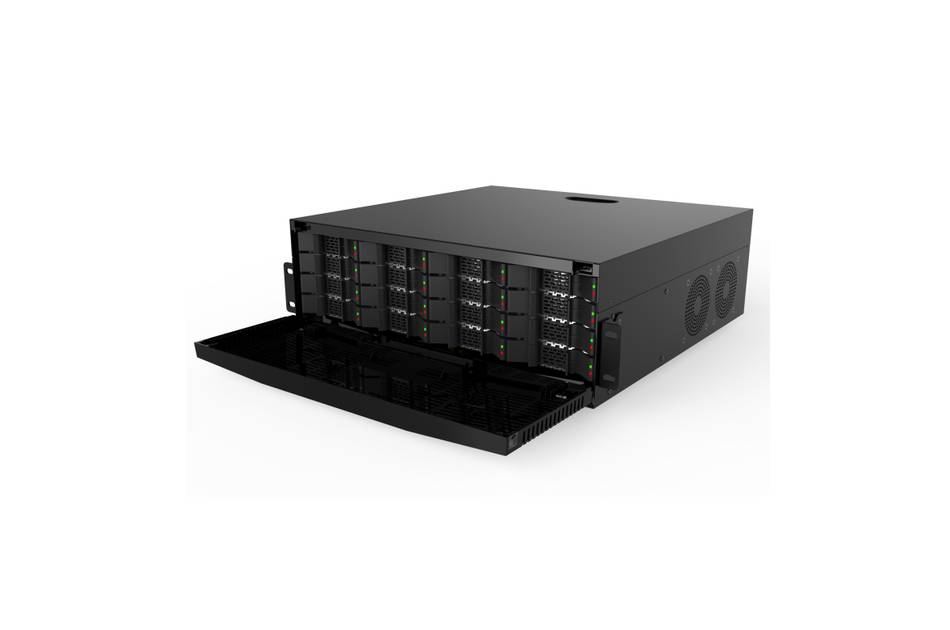 Schwarzes Server-/Speicher-Rack mit geöffneter Frontzugangstür, die mehrere Hot-Swap-Laufwerkschächte und Kühlventilatoren auf weißem Hintergrund zeigt.