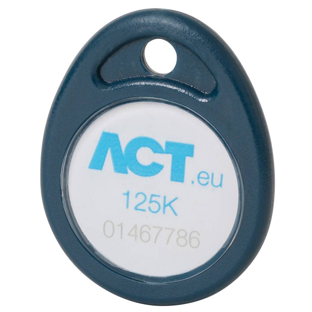 Blauer ovaler ACT.eu 125K Schlüsselanhänger mit einem Loch oben und der Seriennummer 01467786 auf einem weißen Mitteletikett.