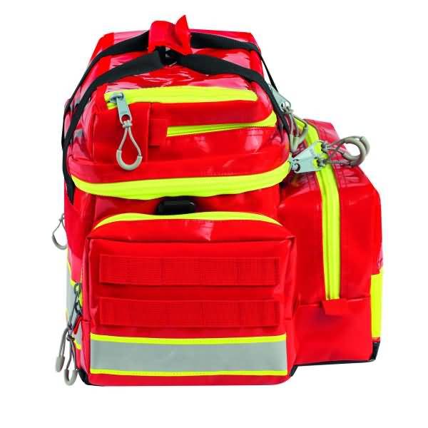 Roter Notfall-Rettungsrucksack mit reflektierenden gelben Streifen, mehreren Reißverschlussfächern und Seitentasche auf weißem Hintergrund.