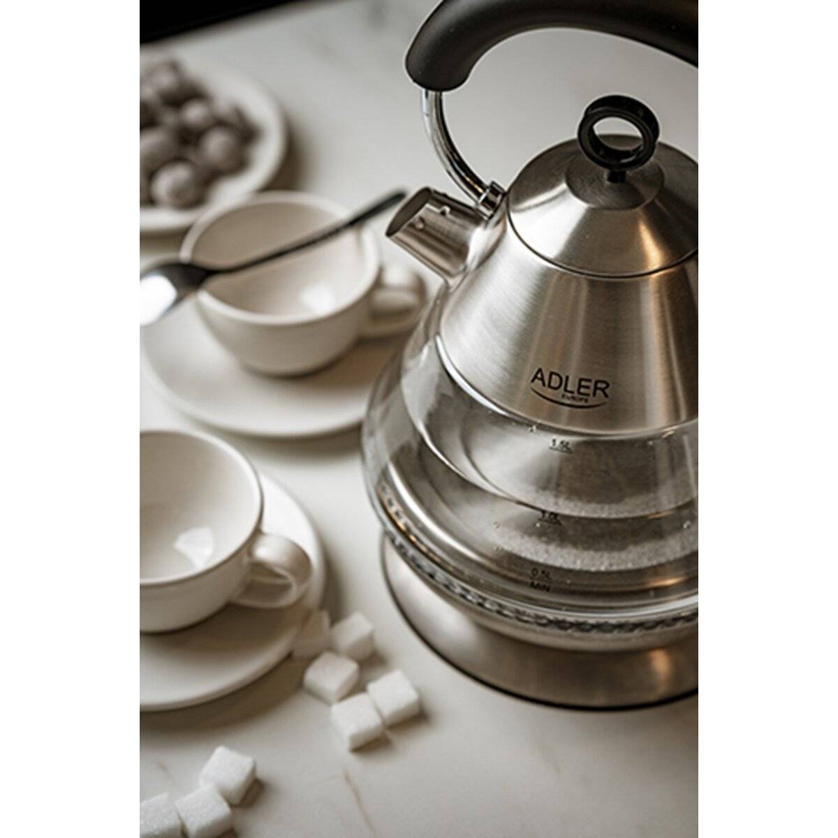 Ein Edelstahl-Elektrokessel mit der Aufschrift „ADLER