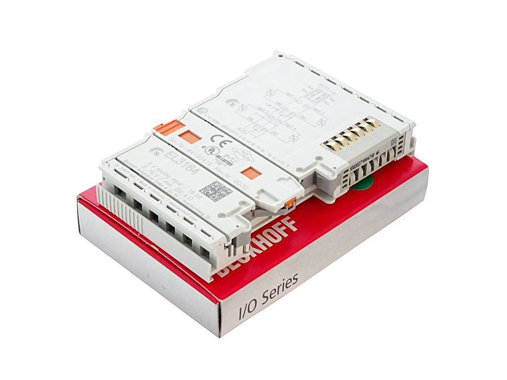 Ein weißes Beckhoff-E/A-Modul mit Anschlüssen und Beschriftungen, das auf einer roten Beckhoff-E/A-Serie-Box ruht und zeigt seine Verpackung und Marke.