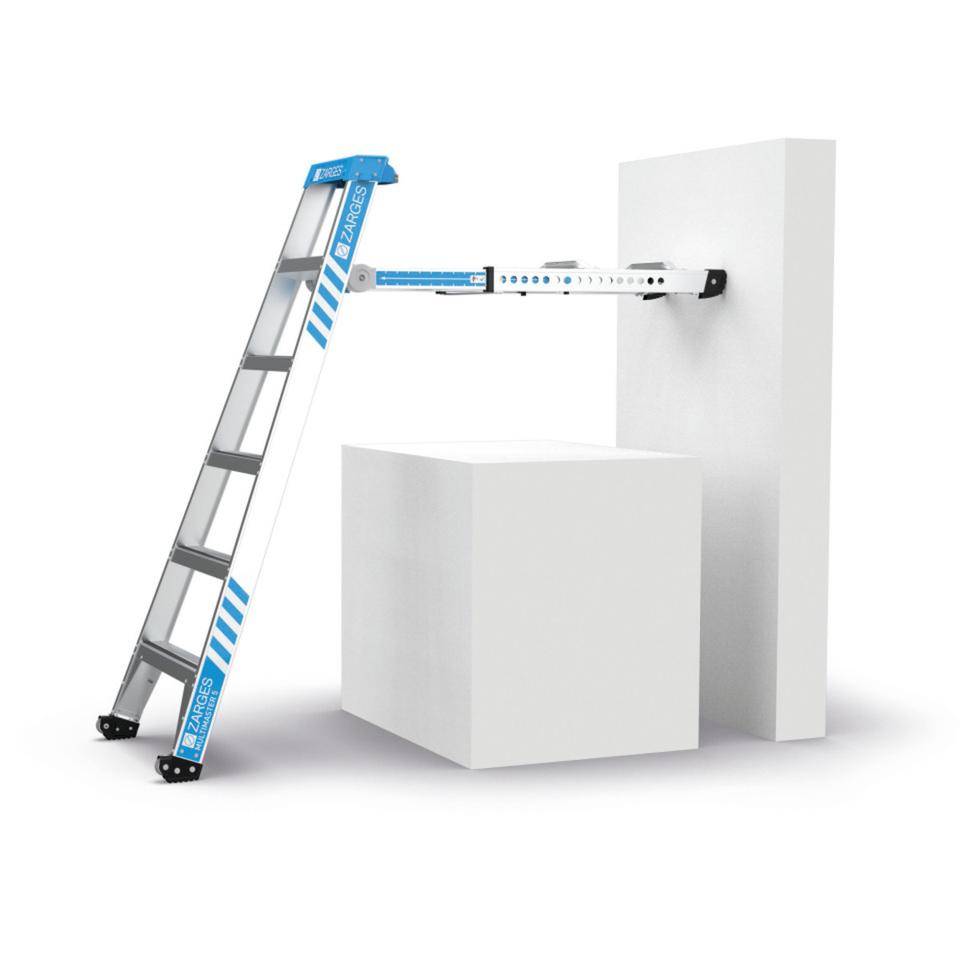 Klappbare Leiter, die zwischen einem Bodenblock und einer Wand gestützt ist und einen Stützriegel zeigt, der sie in einem Winkel stabilisiert.
