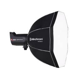 Studio-Blitzlicht mit großem rechteckigem Softbox-Diffusor auf weißem Hintergrund.