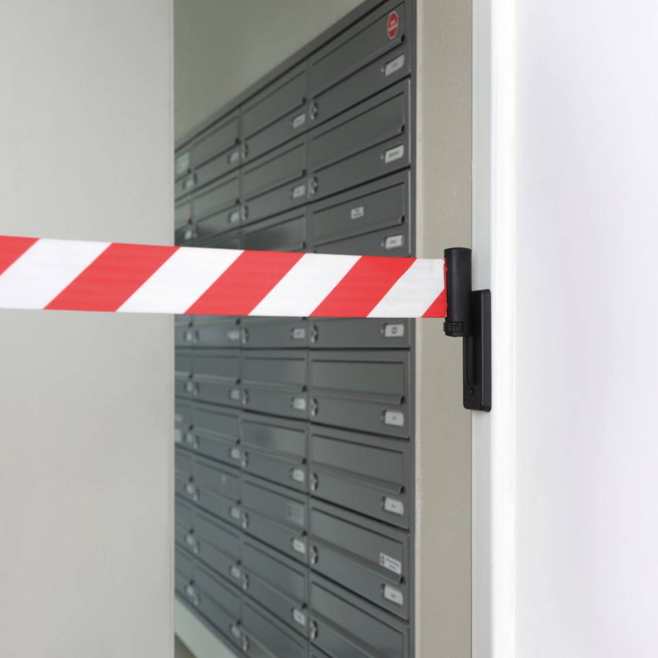 K.57 Wandclip, für Gurtendstücke, magnetisch, schwarz, Kunststoff