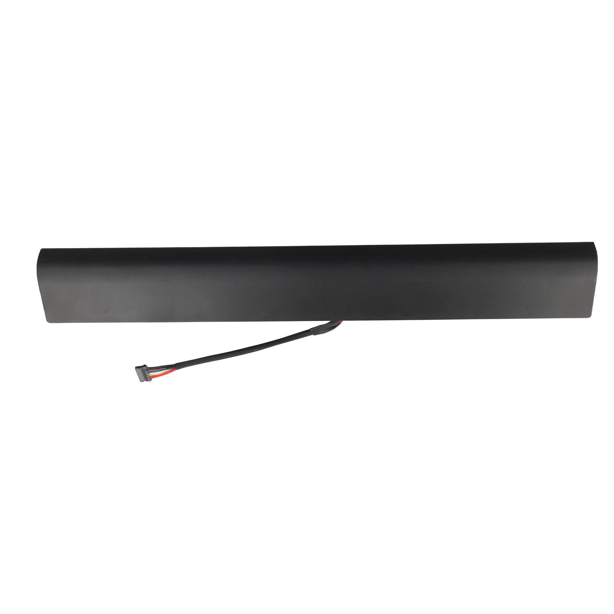 Schwarzes zylindrisches Batteriepaket mit einem kurzen angebrachten Kabel und Anschluss auf weißem Hintergrund.