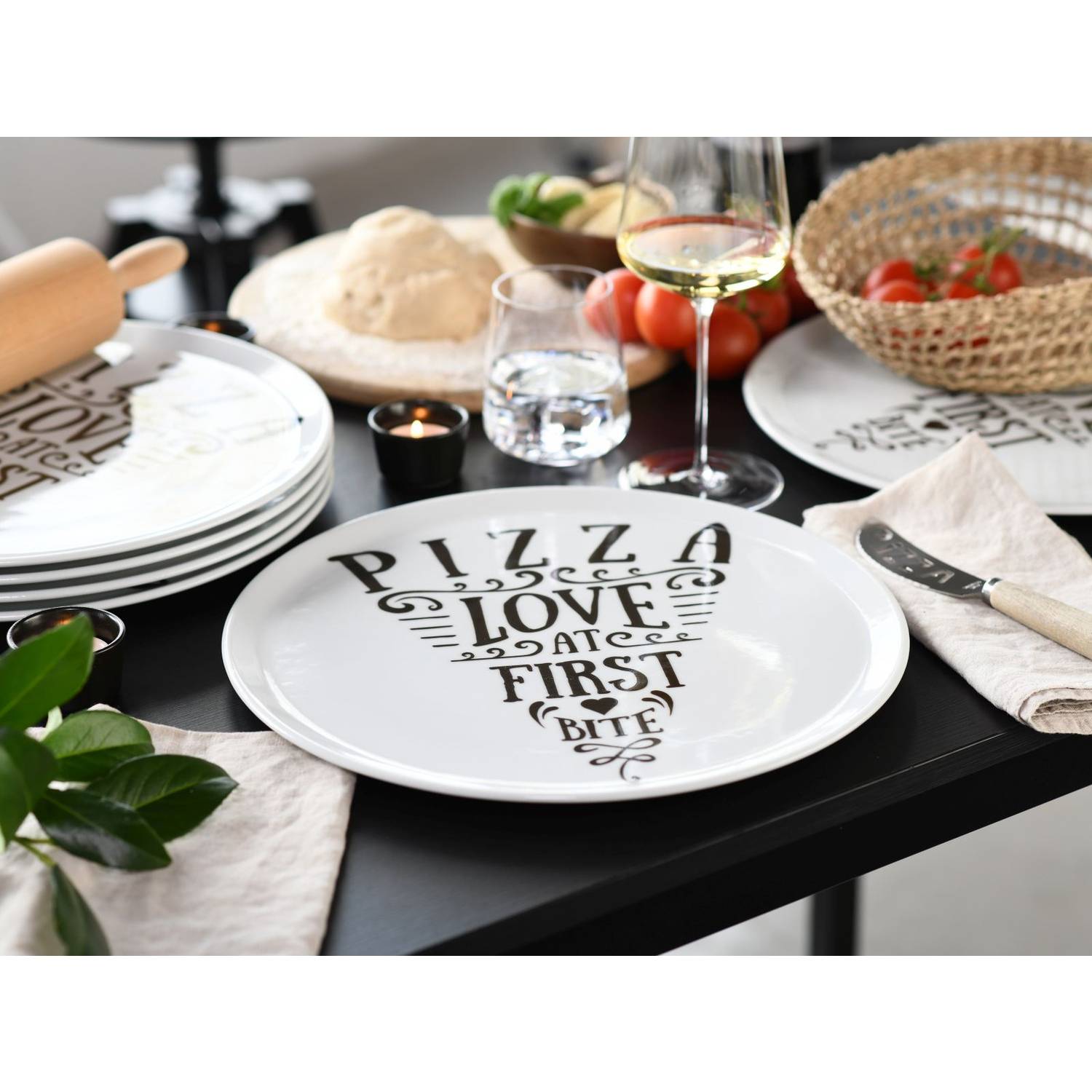 CreaTable 21569 Europa IN LOVE Pizzateller Porzellan Ø 33 cm, weiß/schwarz, 6-teilig (1 Set)