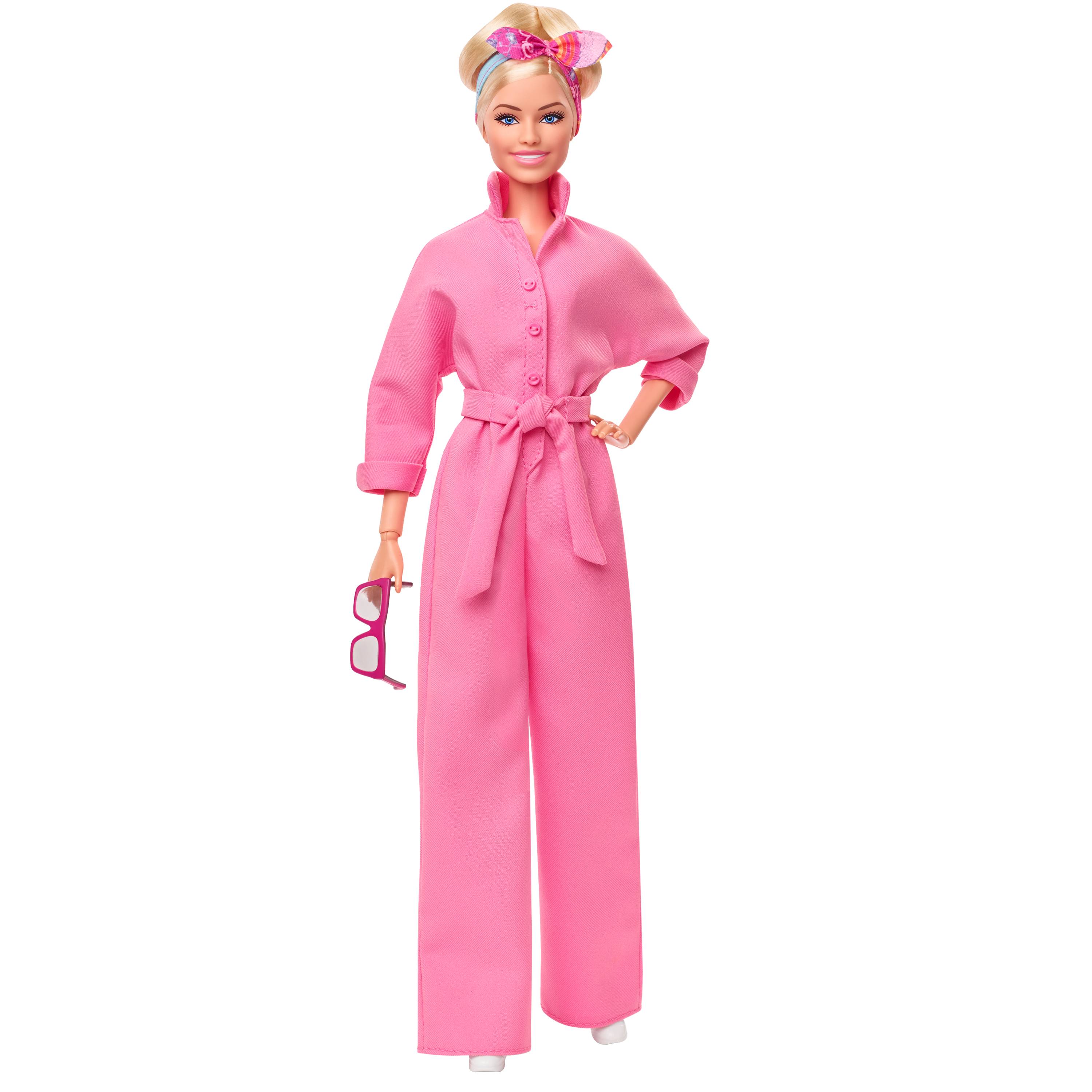 Barbie The Movie - Margot Robbie als Barbiepuppe im rosa Jumpsuit