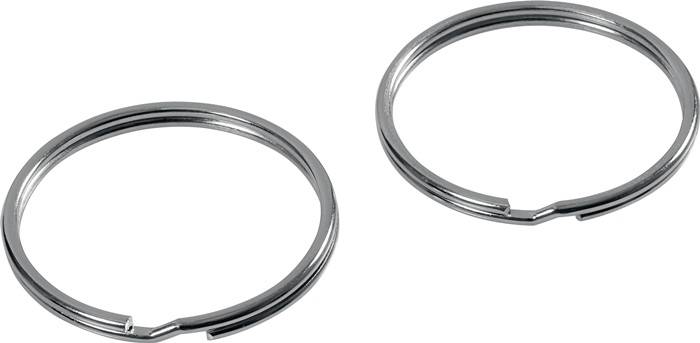 Zwei metallische Schlüsselringe auf einem weißen Hintergrund, die sich leicht überlappen.