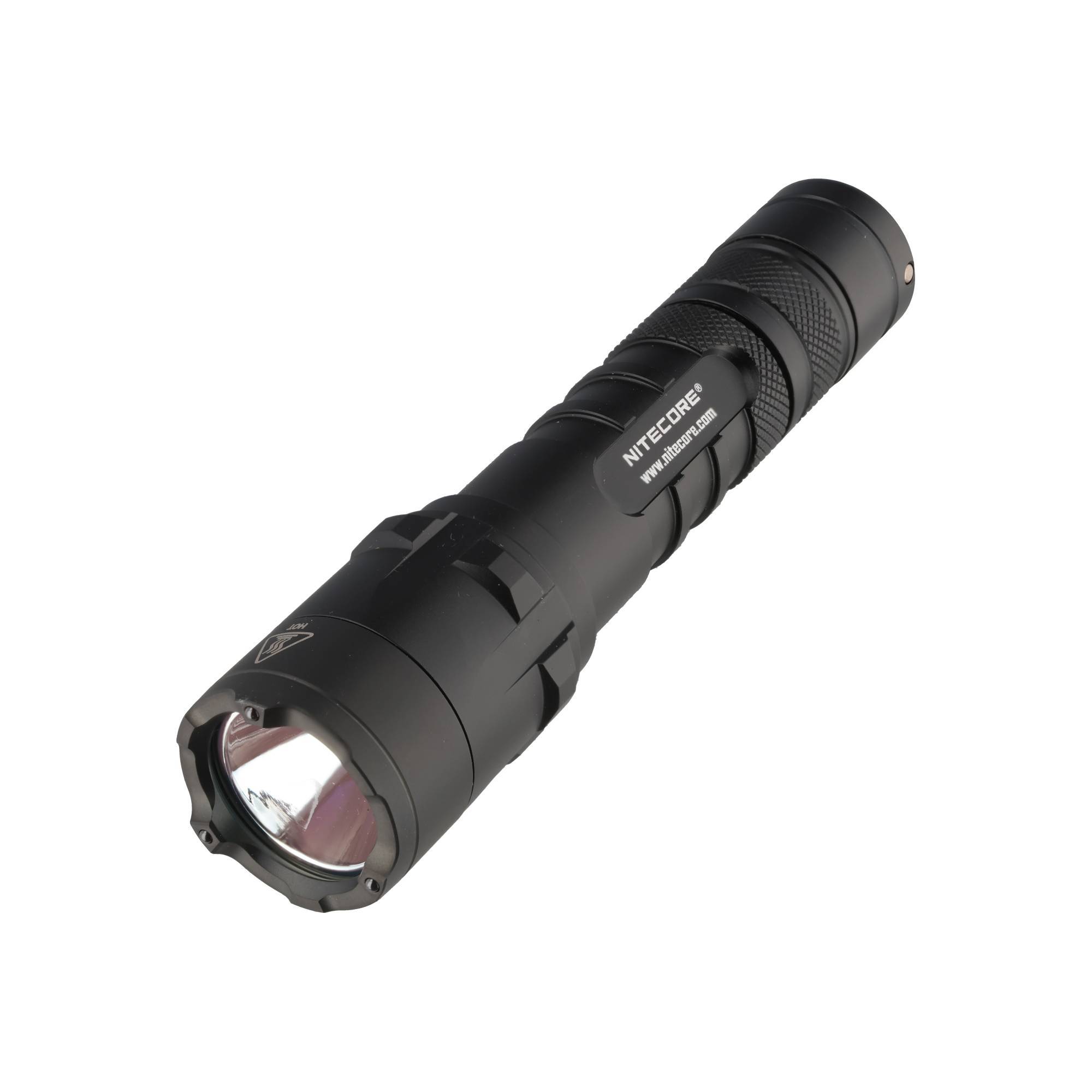 Schwarze NITECORE Handlampe im Winkel auf weißem Hintergrund, zeigt die vordere Linse und den strukturierten Griff.