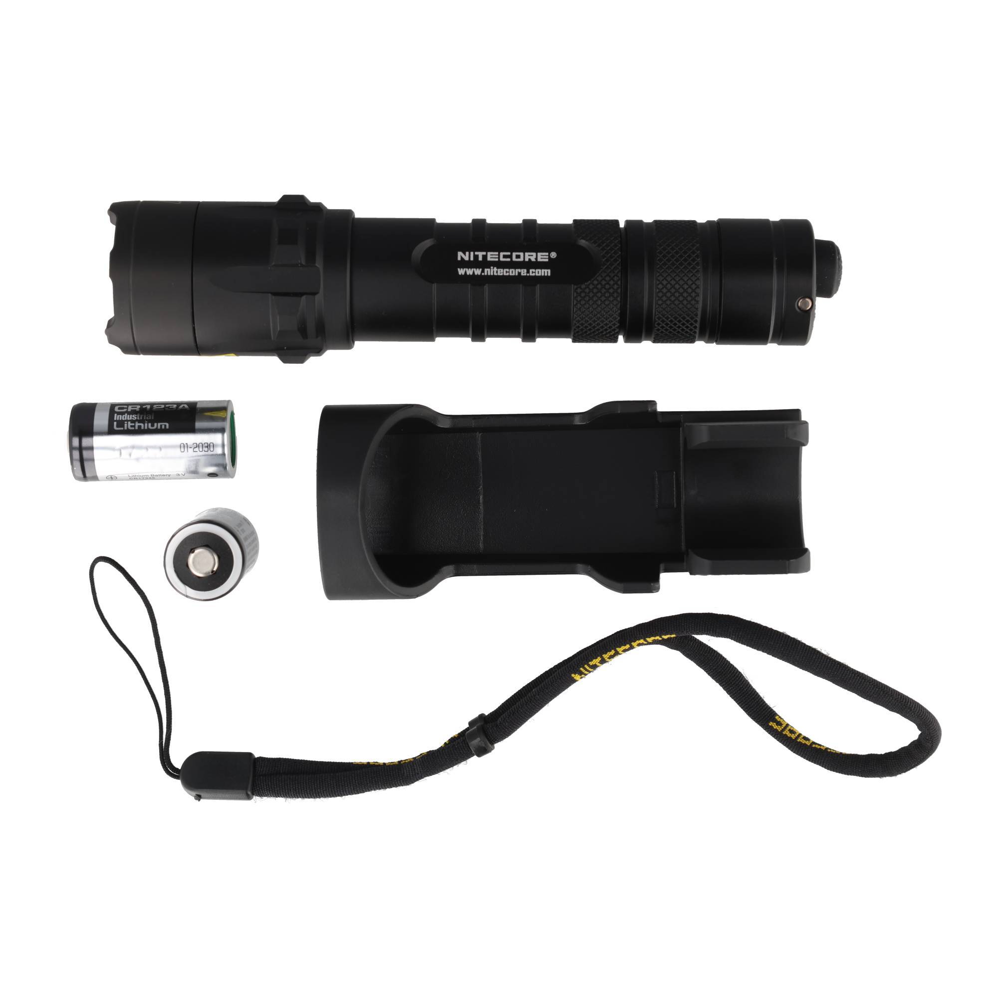 Ein schwarzes Nitecore-Taschenlampen-Set mit Batterie, Holster, Endkappe und Handschlaufe auf weißem Hintergrund.