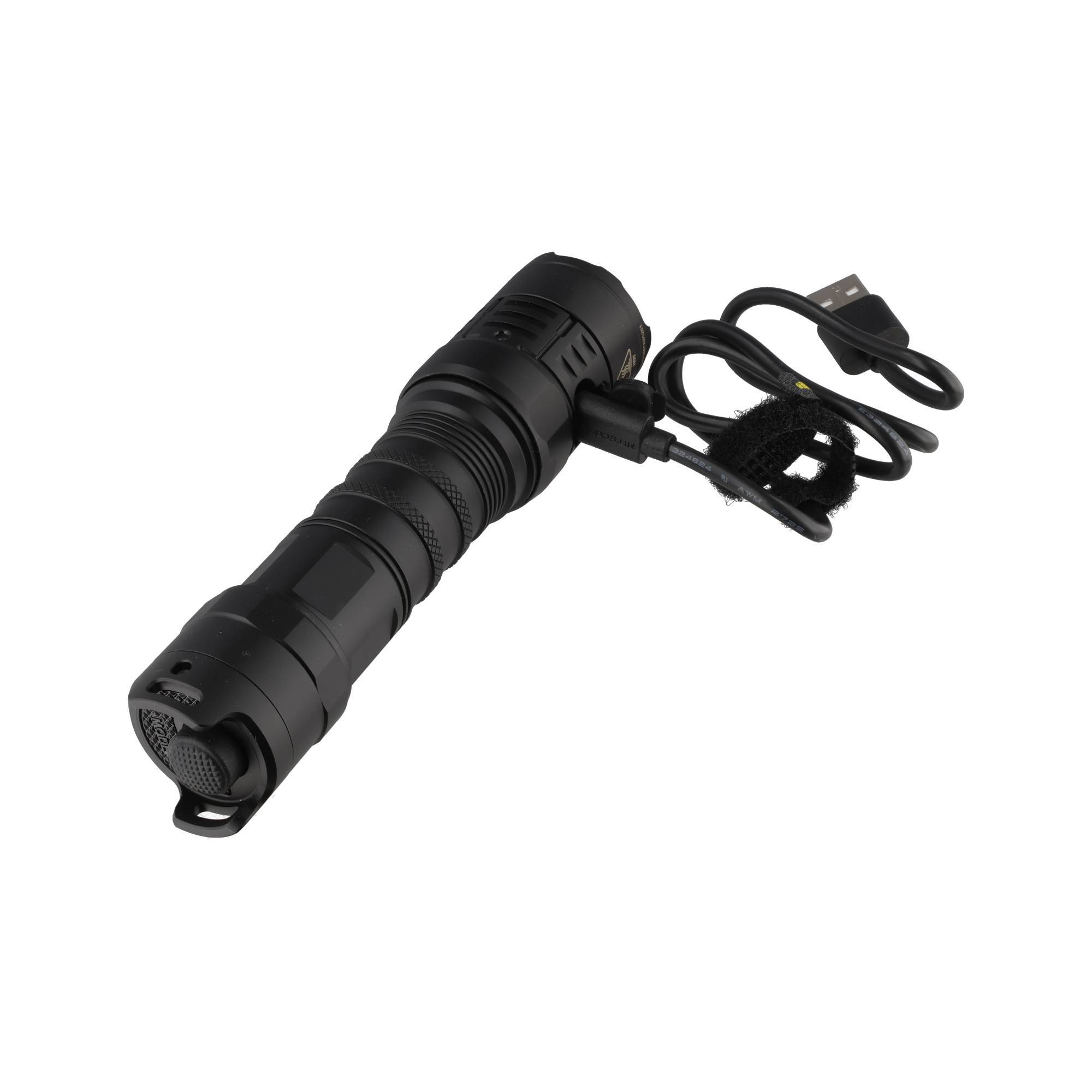 Schwarze wiederaufladbare Taschenlampe mit angeschlossenem USB-Ladekabel und Handschlaufe auf weißem Hintergrund.
