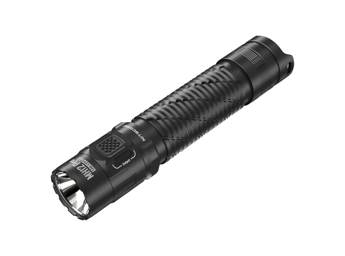 Schwarze taktische Taschenlampe mit strukturiertem Griff und Seitenschalter, auf weißem Hintergrund dargestellt.
