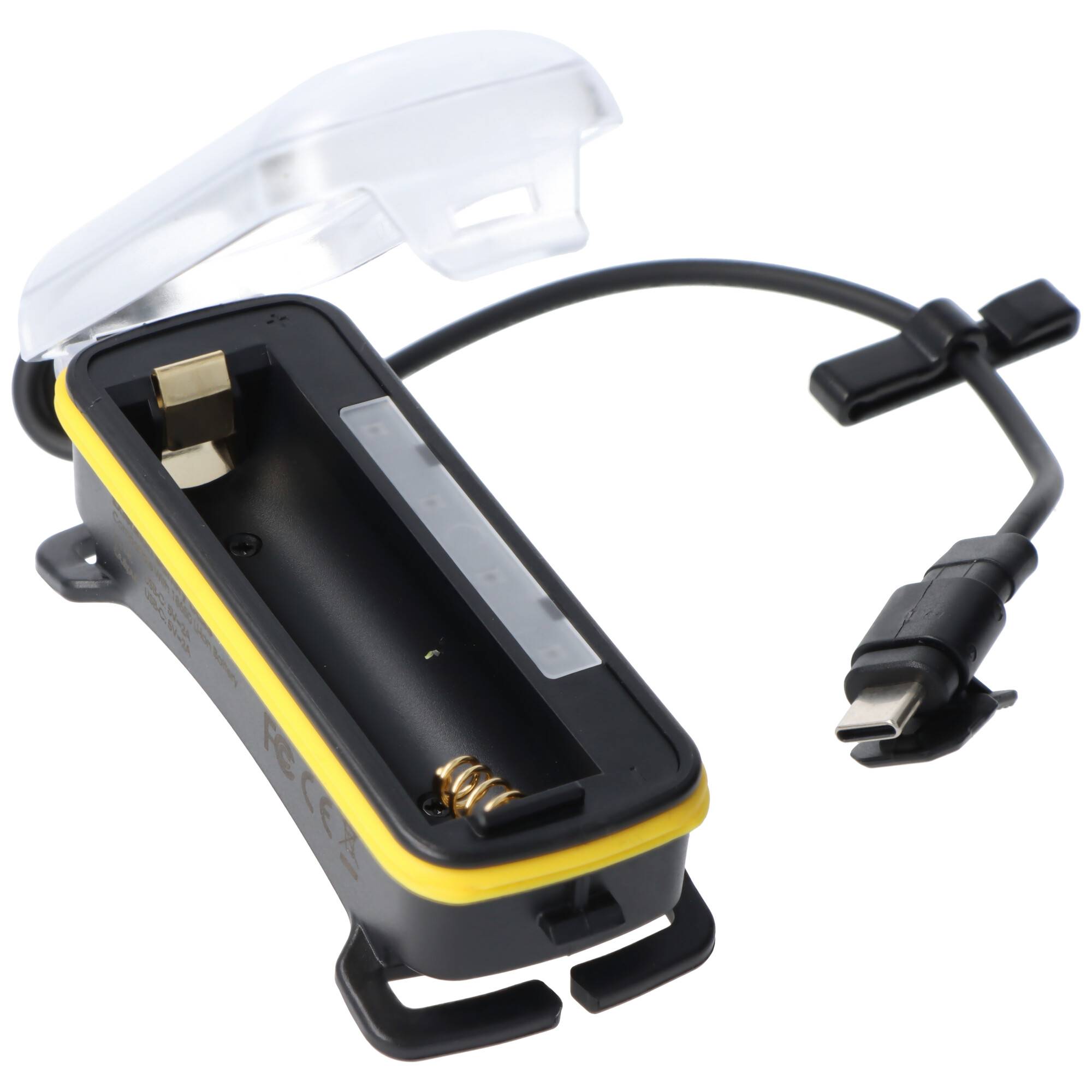 Wasserdichter USB-C-Ladeanschluss mit durchsichtiger Schutzabdeckung und angebrachtem Kabel, offen auf weißem Hintergrund dargestellt.