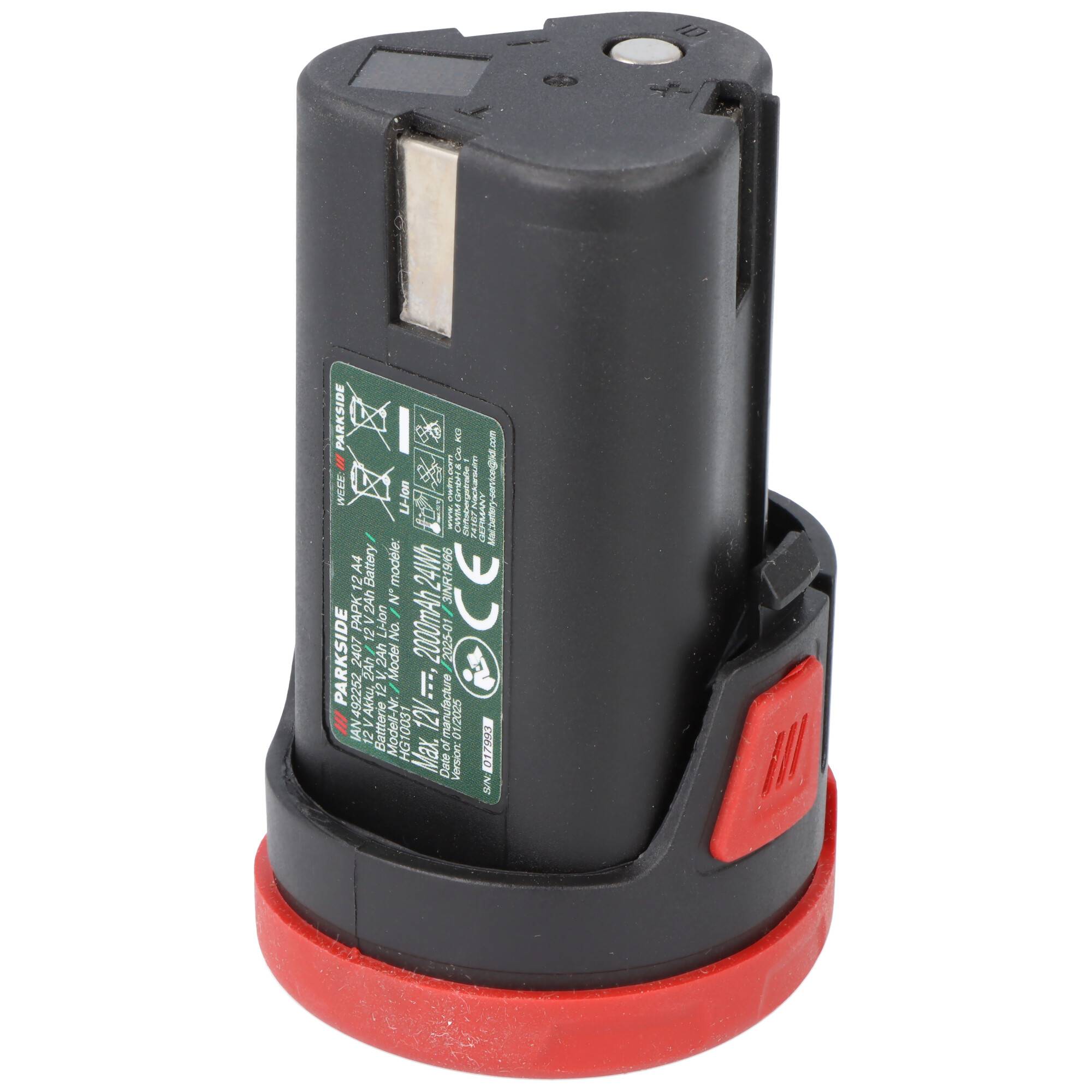 Eine schwarz-rote Lithium-Ionen-Batterie mit Spezifikationsetikett, aufrecht stehend. Verwendet für Elektrowerkzeuge, mit Sicherheitssymbolen.