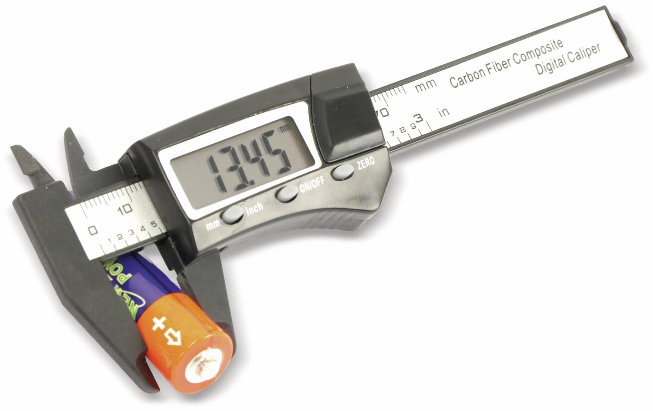 Digitale Schieblehre misst eine Batterie und zeigt 13,45 mm auf dem Bildschirm an. Die Schieblehre ist mit Zoll-/mm-Umrechnungseinstellungen gekennzeichnet.