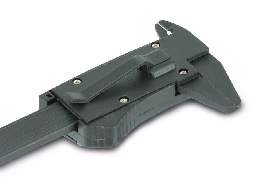 Eine Nahaufnahme einer schwarzen, kunststofflichen Schieblehre, die auf den Verriegelungsmechanismus und die Skala fokussiert ist, verwendet für präzise Messungen.